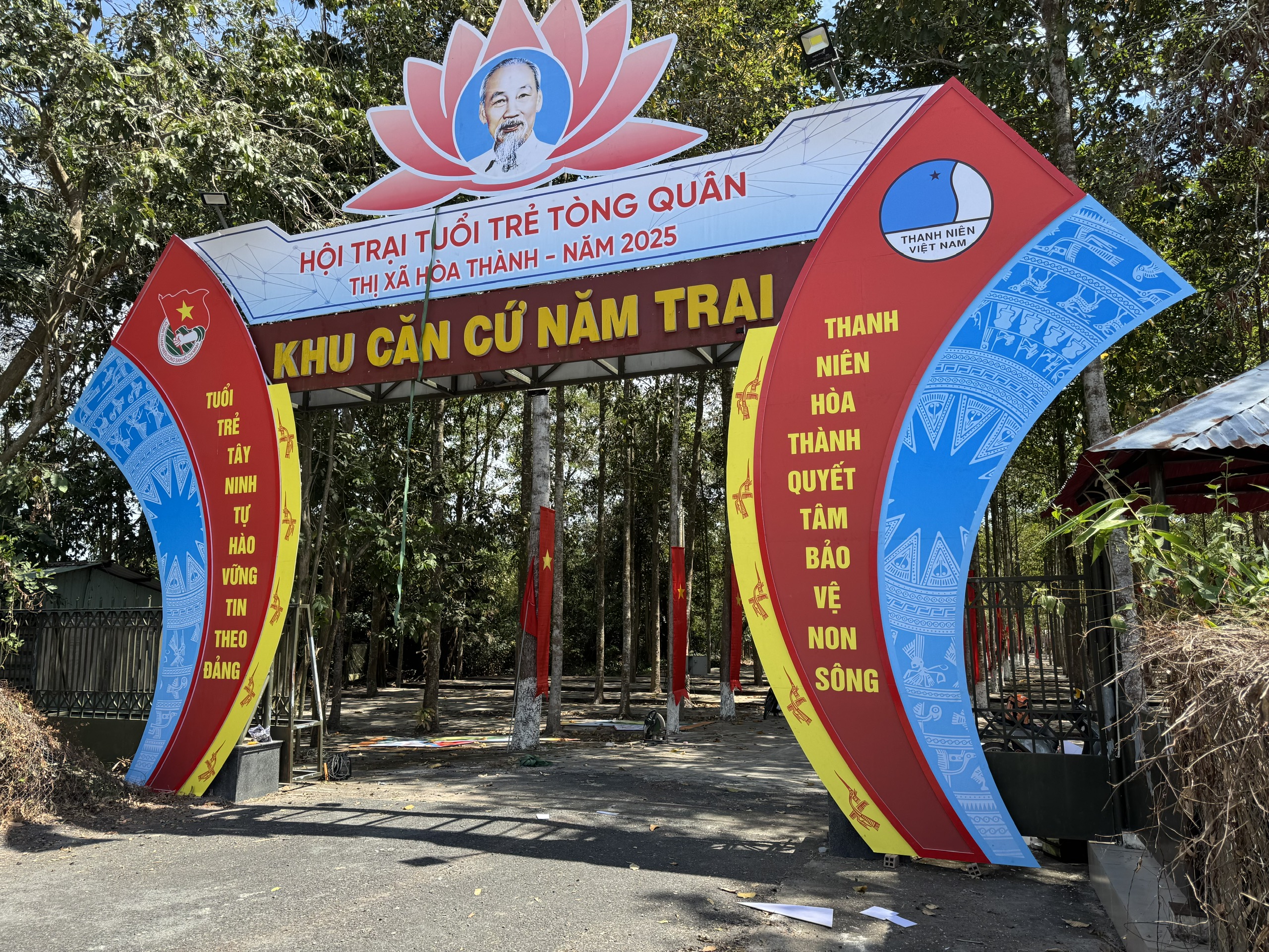 Thi Công Cổng Hội Trại Tòng Quân Tây Ninh – Hoàn Thành 4 Cổng Chỉ Trong 2 Ngày